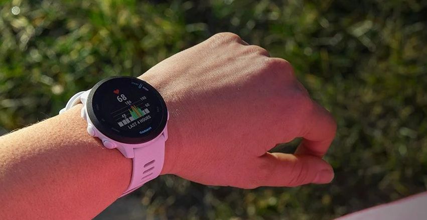 Garmin Forerunner 55 экран с данными тренировки — пульс, калории, время на дисплее