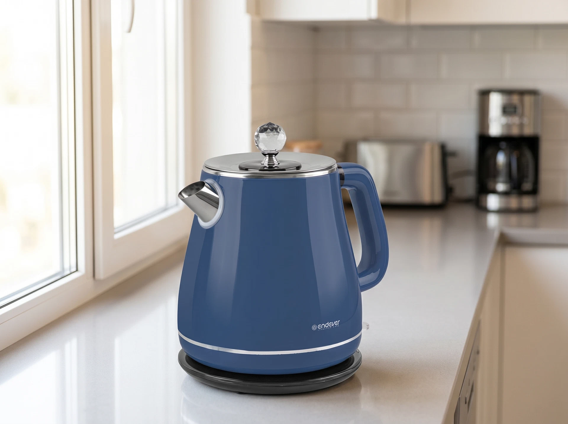 Endever Skyline KR-260S синий чайник на кухонной столешнице в интерьере