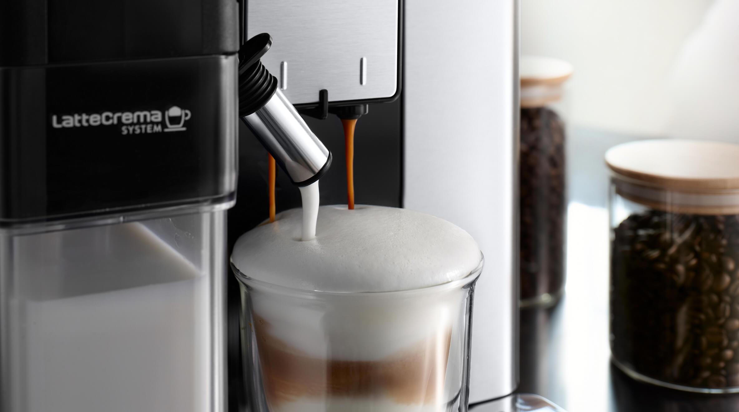 LatteCrema System &mdash; плотная молочная пена у носика капучинатора