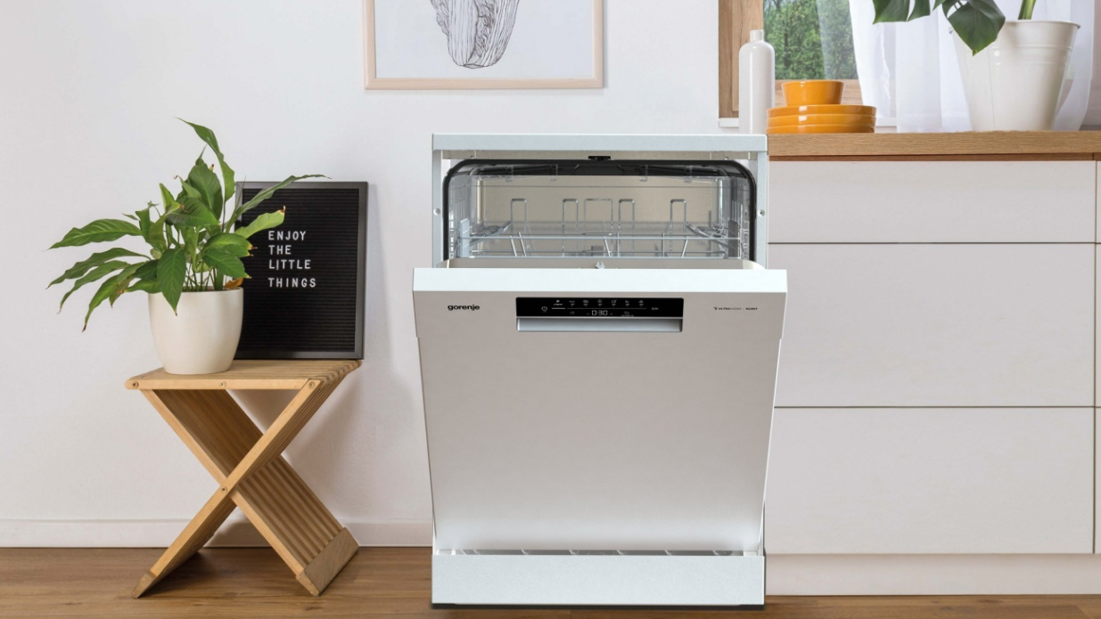 Gorenje GS642E90W посудомоечная машина встроена в кухню, дверца открыта, видна загруженная корзина