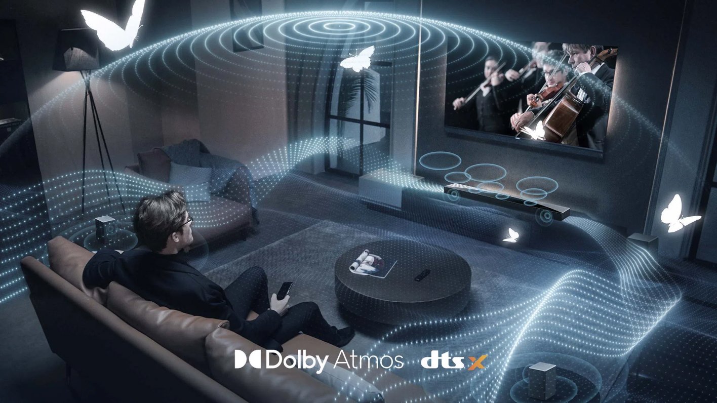 TCL Q85H в гостиной с визуализацией Dolby Atmos и DTS:X &mdash; объёмный звук вокруг зрителя