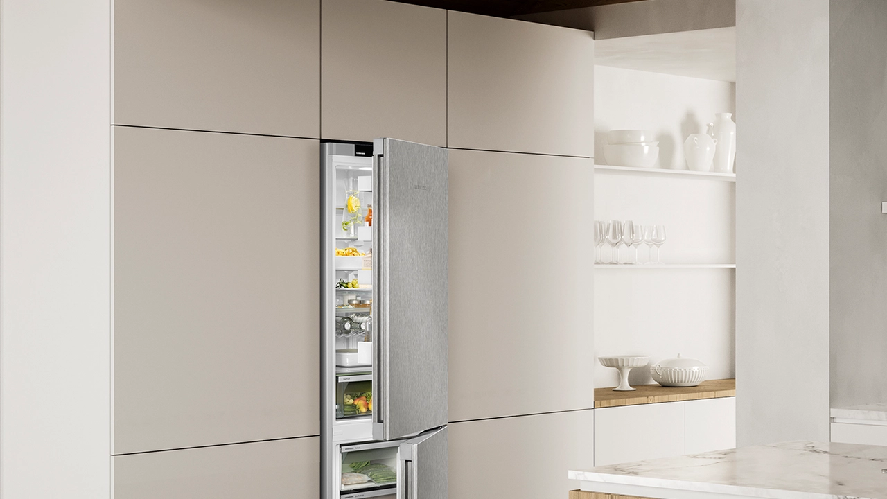Liebherr CBNsfc 572i-22 001 Plus серебристый фасад в интерьере кухни вид сбоку дизайн установка