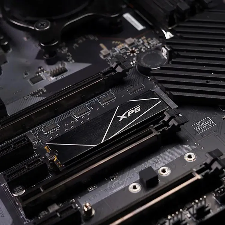 ADATA XPG Gammix S70 Blade 8TB M.2 установлен в слот материнской платы — вид радиатора