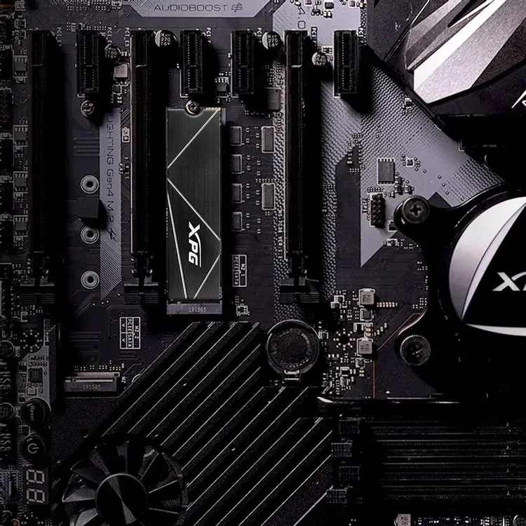 ADATA XPG Gammix S70 Blade 8TB на материнской плате — общий вид установки в системе