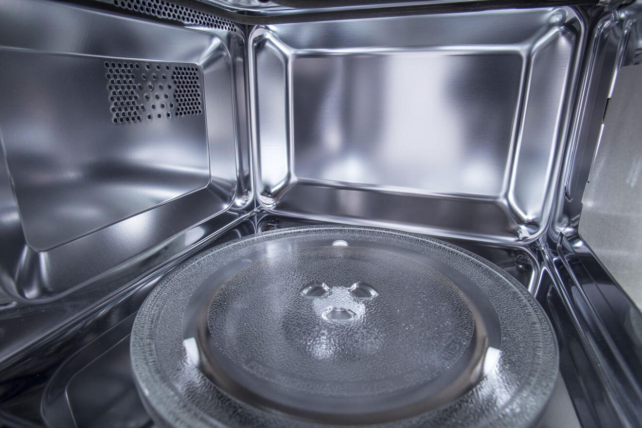 Gorenje BM201SG3DBG внутренний вид камеры — нержавеющее покрытие и поворотный поддон с решёткой