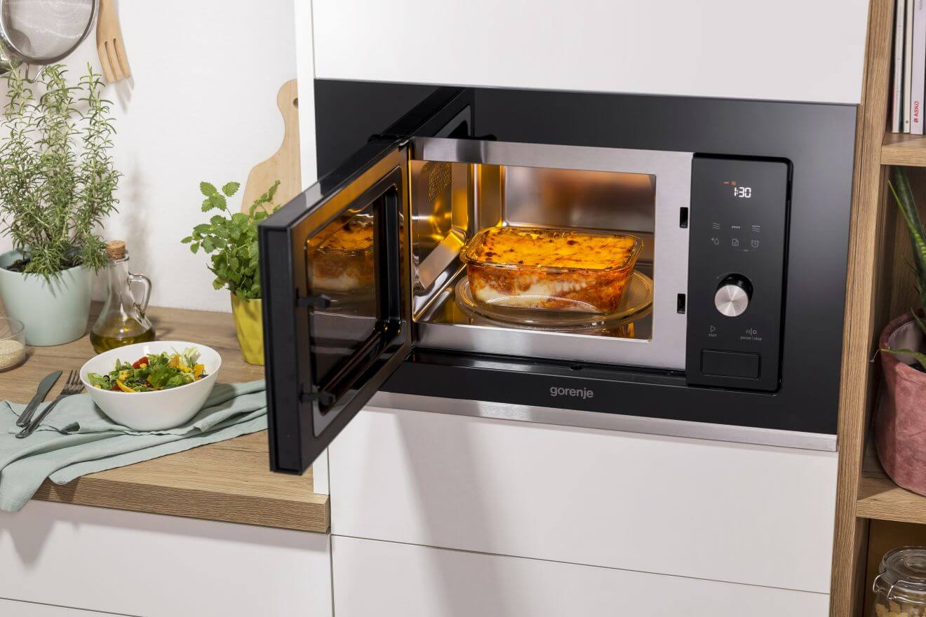 Gorenje BM201SG3DBG объём камеры 20 литров — блюдо с запечённым мясом внутри