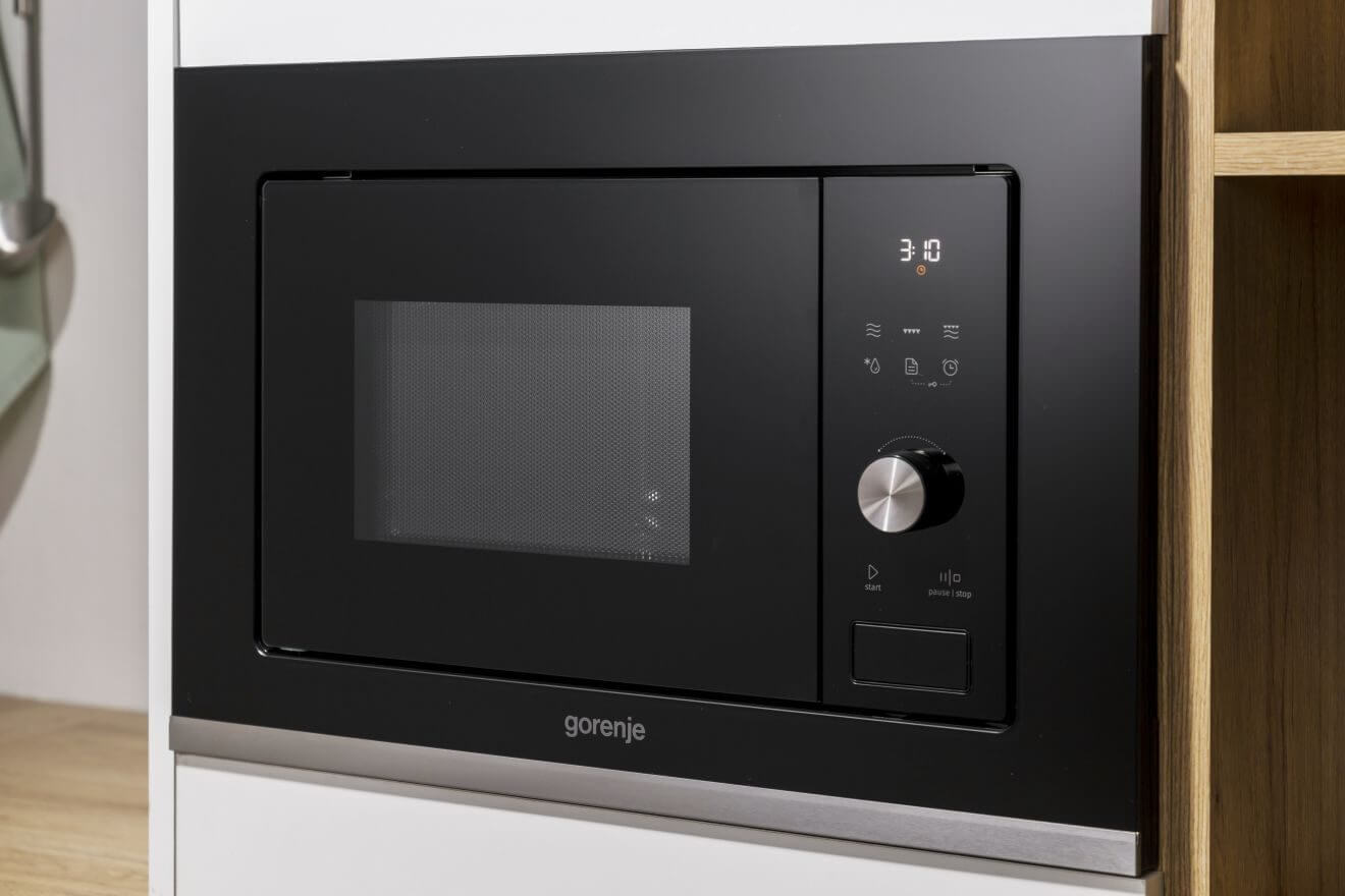 Gorenje BM201SG3DBG вид спереди в рамке — дисплей, сенсорные кнопки, регулировочный диск