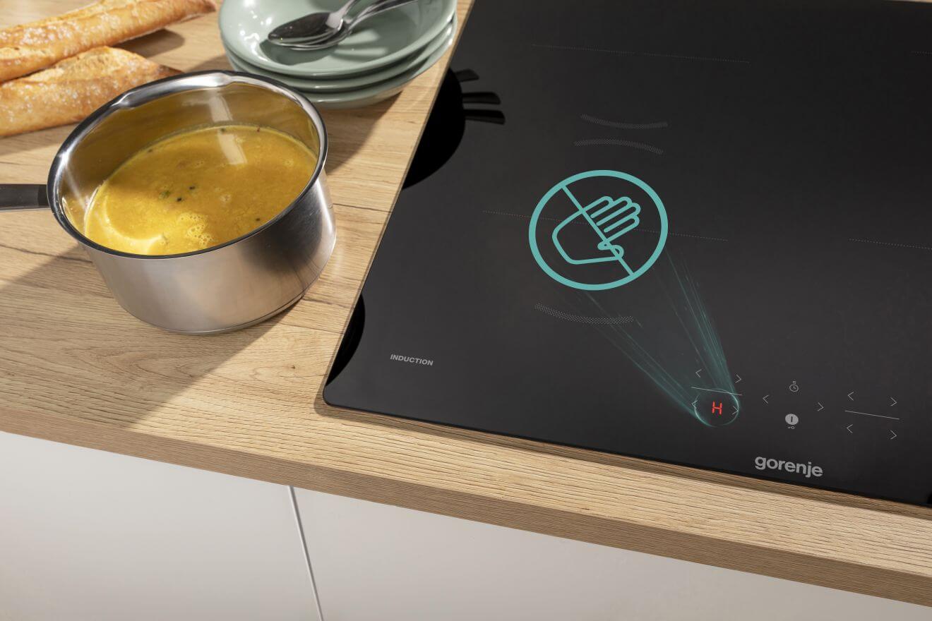 Gorenje GI6401BSCE в работе &mdash; кастрюля на индукционной зоне, индикатор нагрева активен