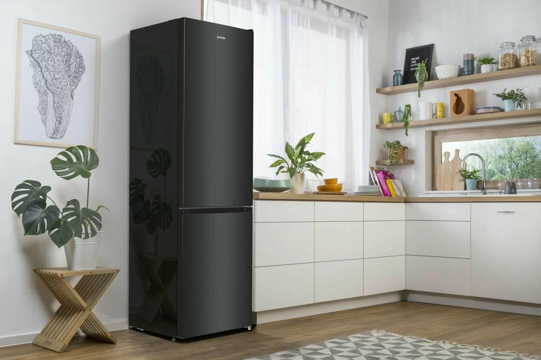 Gorenje NRK6202EBXL4 черный холодильник в интерьере кухни вид спереди