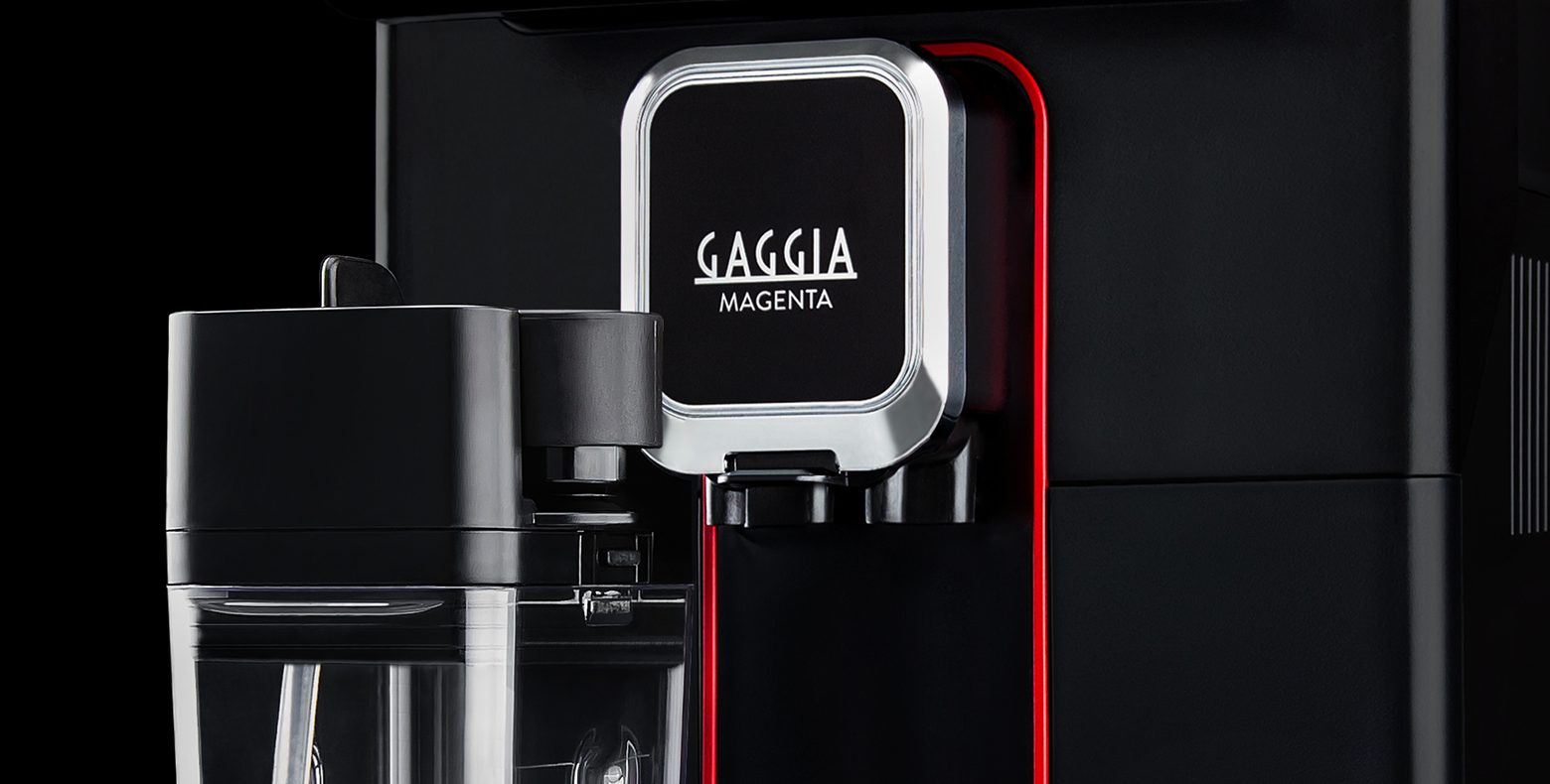 Gaggia Magenta Prestige общий вид спереди с молочником и сенсорным дисплеем