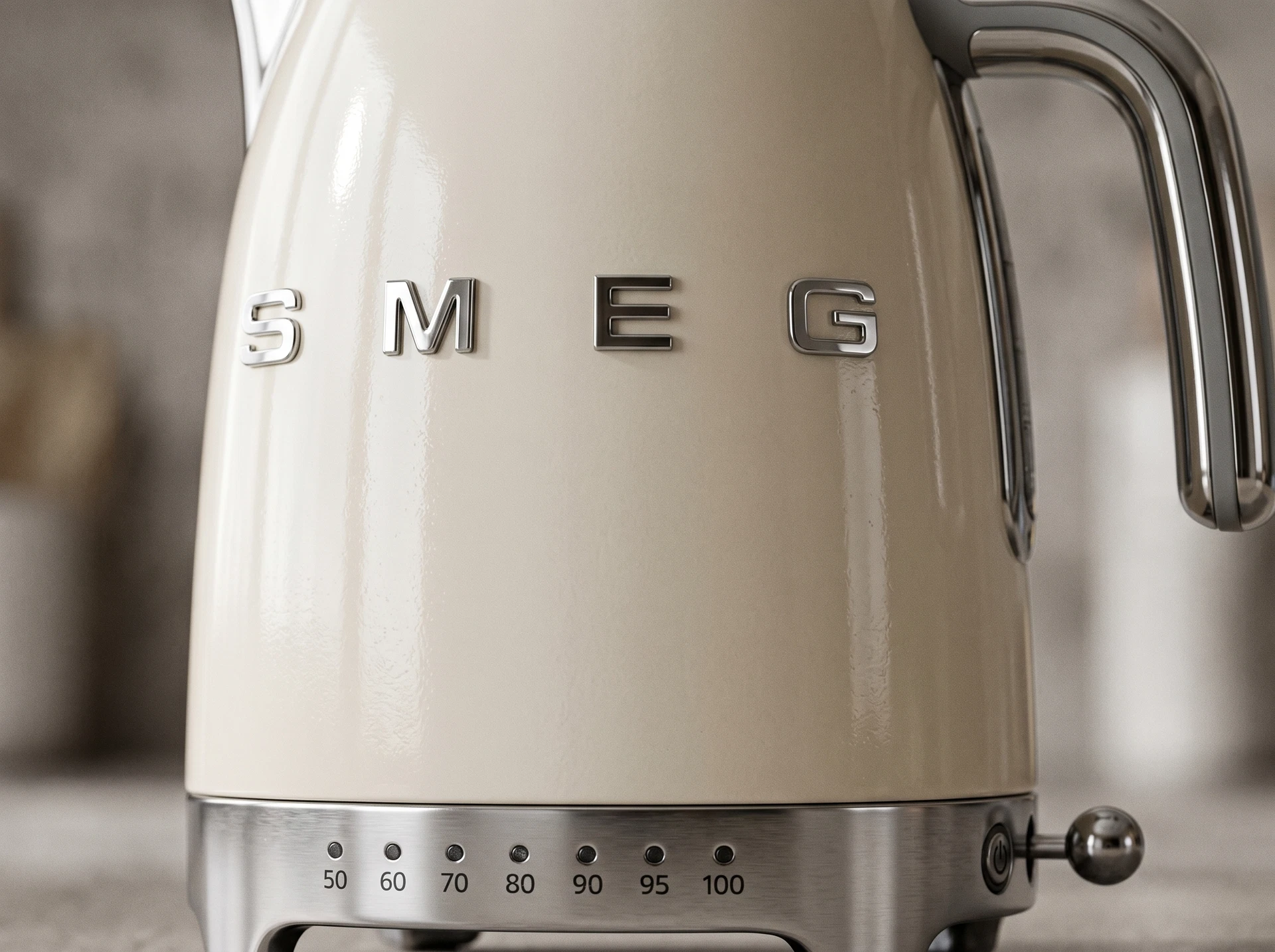 Smeg KLF04CREU бежевый — детали ретро-корпуса из нержавеющей стали и форм-фактор 50s