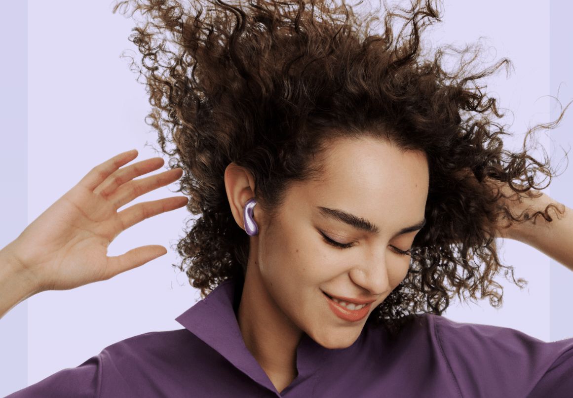 Huawei FreeBuds 6 белого цвета &mdash; форма капли, повторяющая контур уха