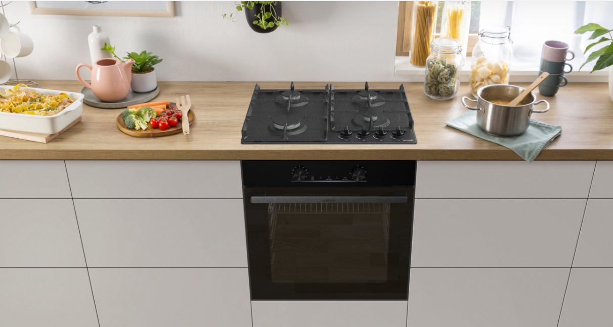 Gorenje BO6735E02BK встроенный электрический духовой шкаф в кухонном интерьере, вид спереди