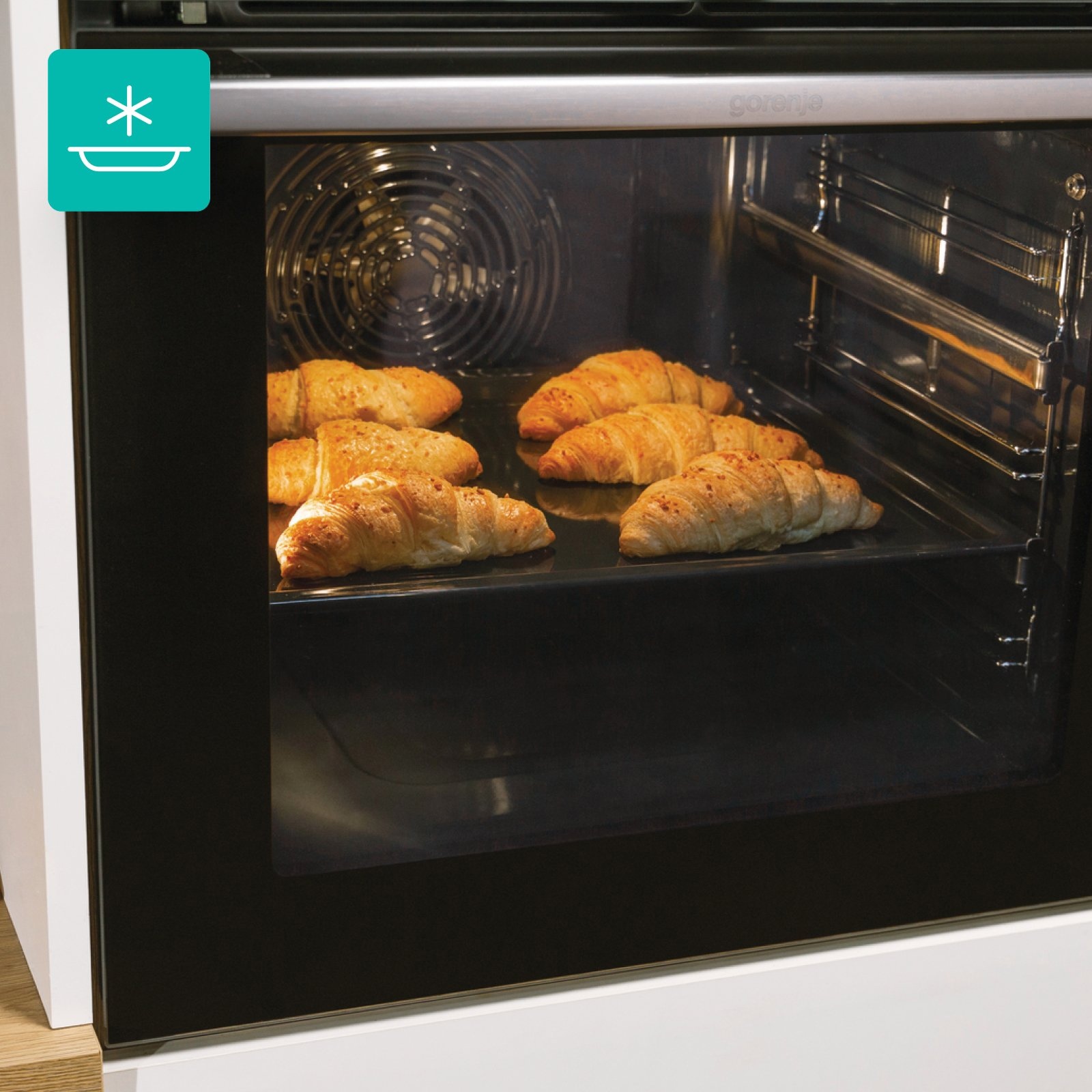 Gorenje BO6735E02BK раздвижная полка с курицей &mdash; удобный доступ к камере 77 л при готовке