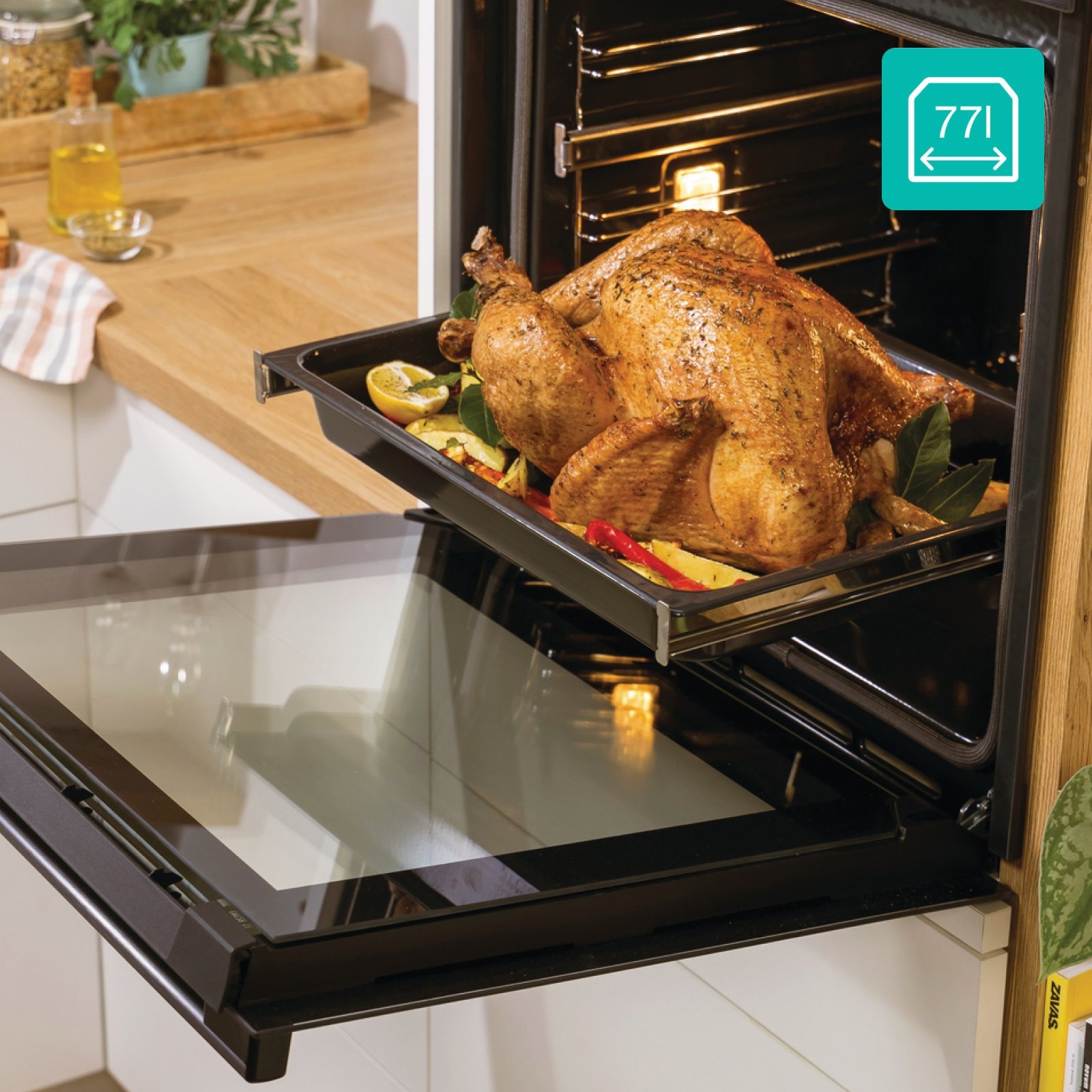 Gorenje BO6735E02BK выдвинутая решётка с курицей &mdash; доступ к камере и вместимость встраиваемого шкафа