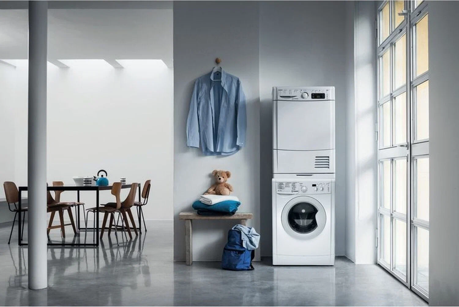 Indesit IWSD 5085 в интерьере прачечной — вид спереди с панелью управления