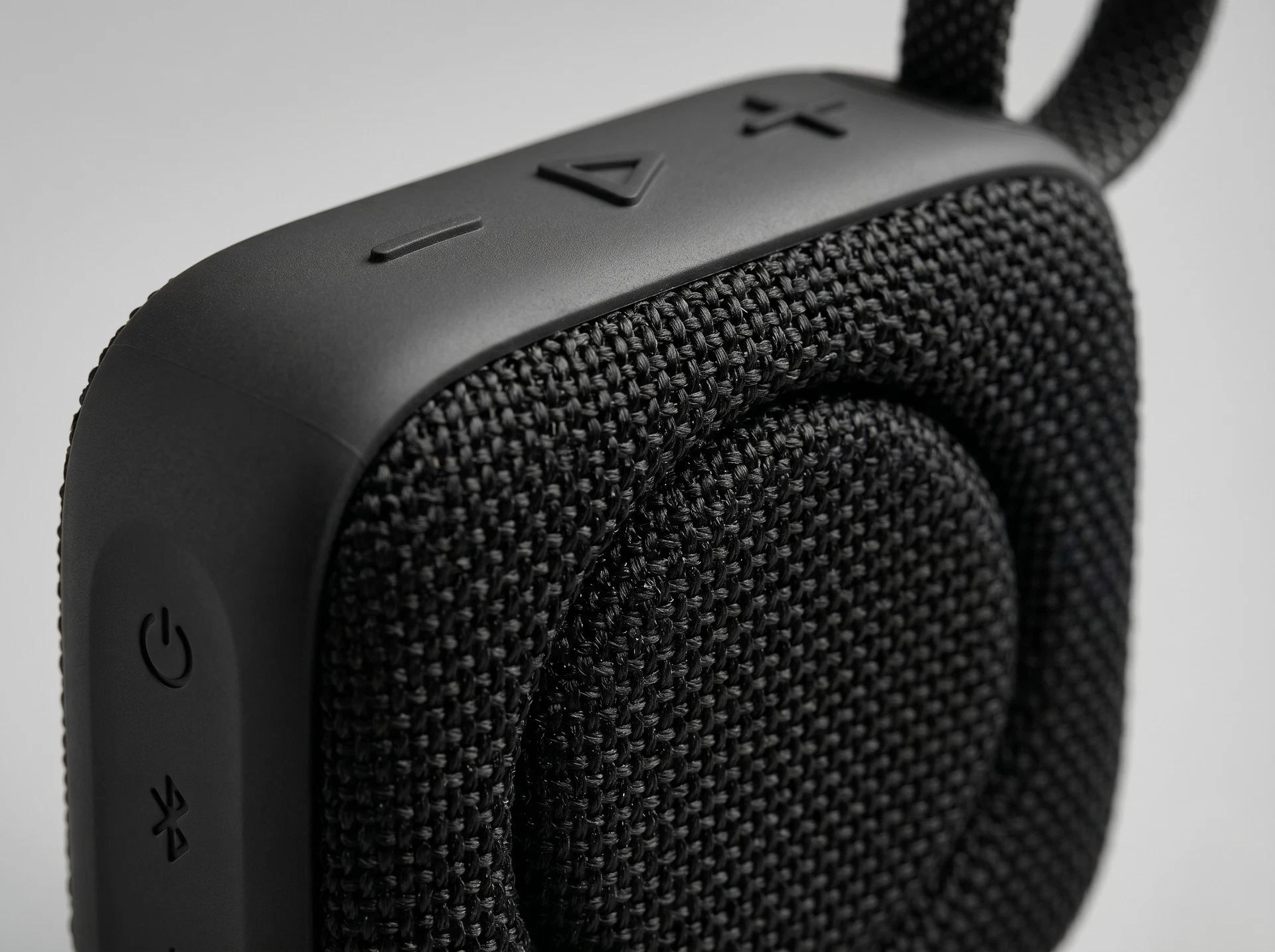 JBL Go 4 чёрная — корпус из ткани и пластика, вид на органы управления
