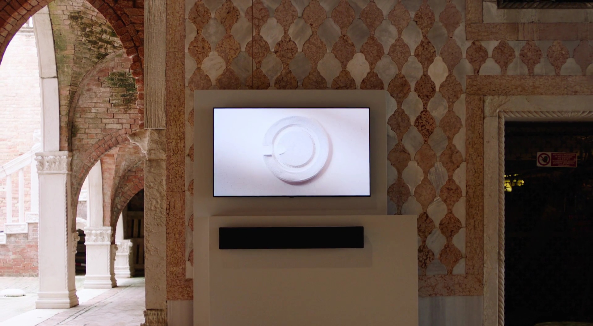 Bang & Olufsen Beosound Stage — расположение в гостиной перед телевизором