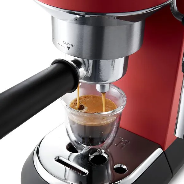 De Longhi EC685.R процесс заваривания эспрессо, кофе льётся из группы в чашку