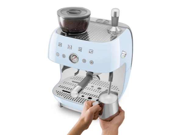 Smeg EGF03PGEU боковой вид кофемашина зелёная в руках демонстрация габаритов