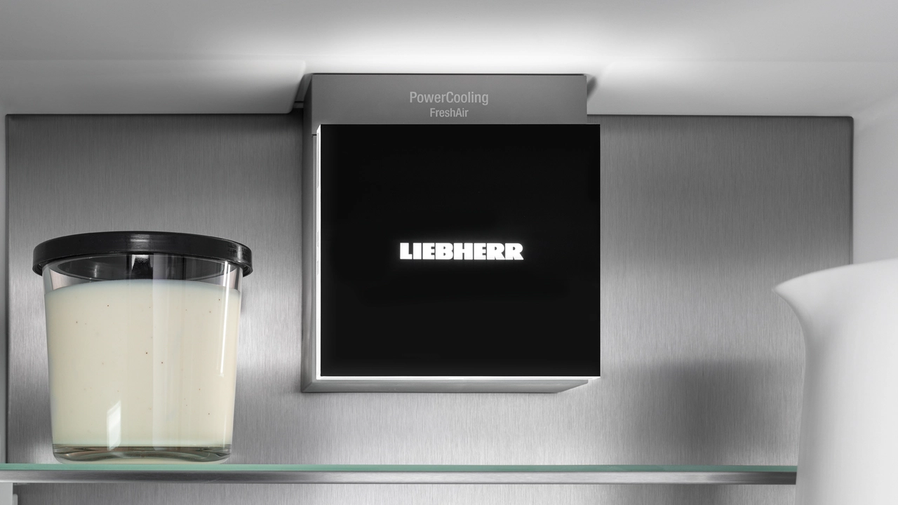 Liebherr CBNdgc 5723-20 001 система PowerCooling — холодильная камера с молочными продуктами и встроенным дисплеем