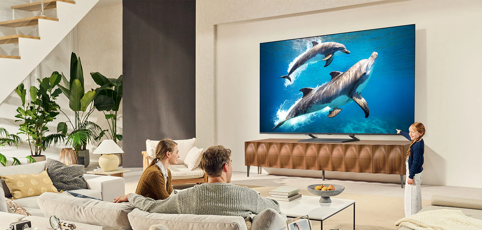 LG 85QNED93A6A — ультра-большой экран для семейного просмотра в светлой комнате