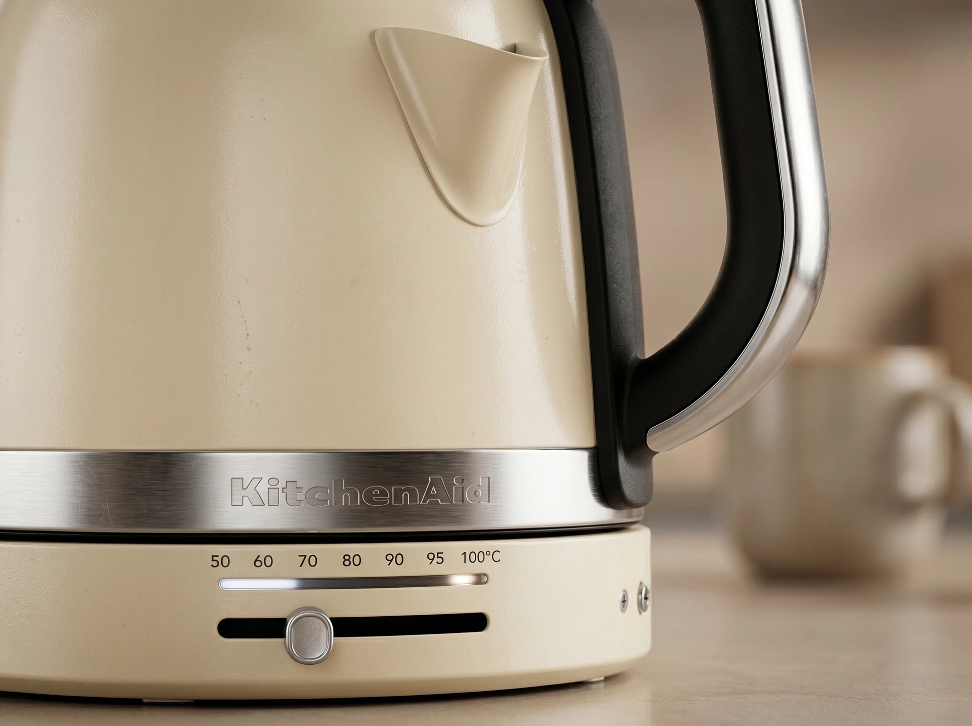 KitchenAid 5KEK1701EAC кремовый — вид в интерьере, сочетание с кухонными аксессуарами
