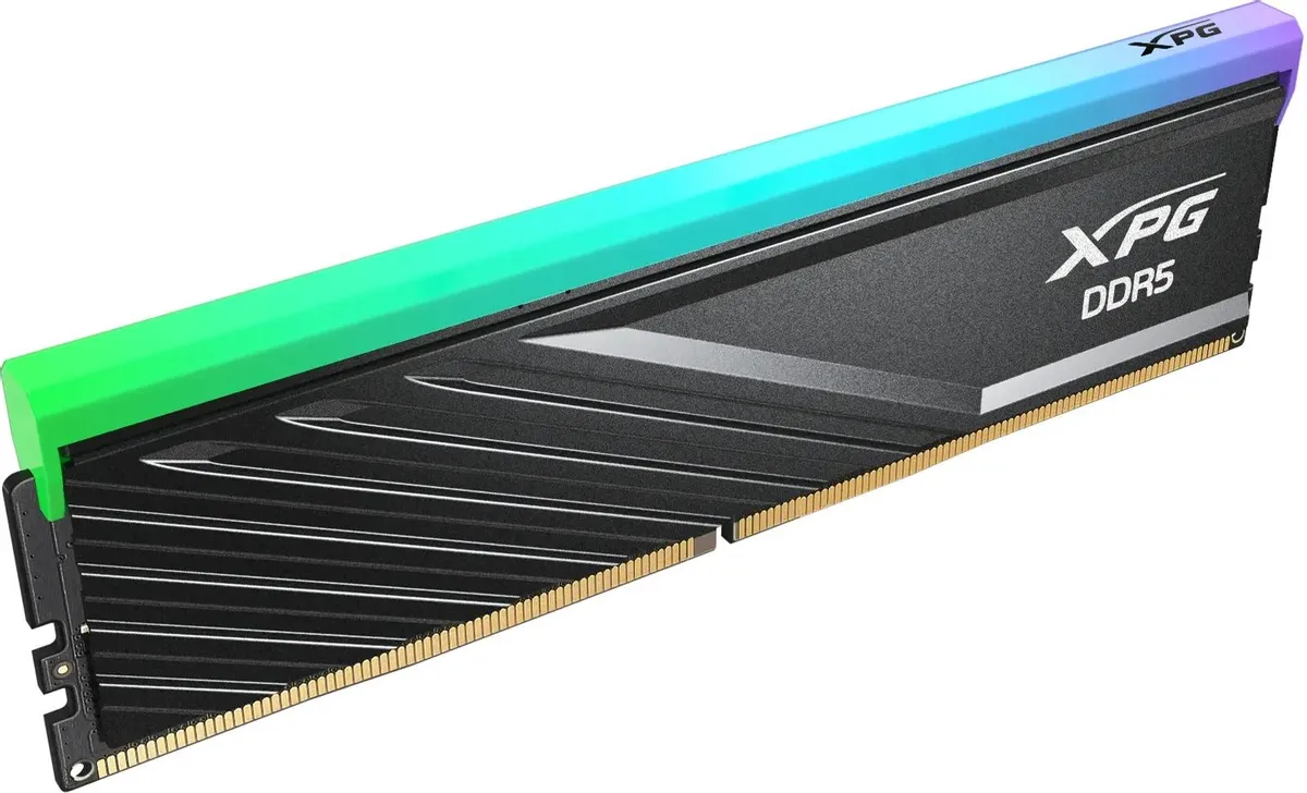 ADATA Lancer DDR5 6000 изометрический вид с яркой зелёной RGB-подсветкой — виден дизайн со всех сторон