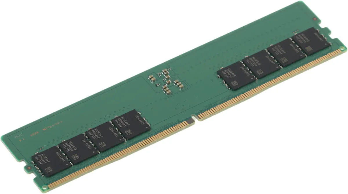 Samsung M323R4GA3BB0-CQK DDR5 32 ГБ — вид под углом, контакты и микросхемы памяти