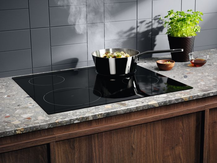 Electrolux LIB60420CK индукционная варочная панель встроенная в столешницу с кастрюлей