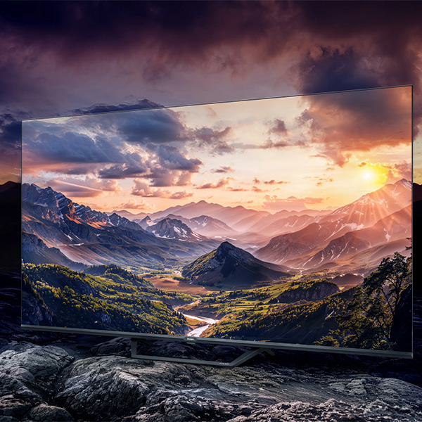 Haier 50 Smart TV S2 Pro — вид сбоку на подставке, тонкий корпус, пейзаж с закатом на экране