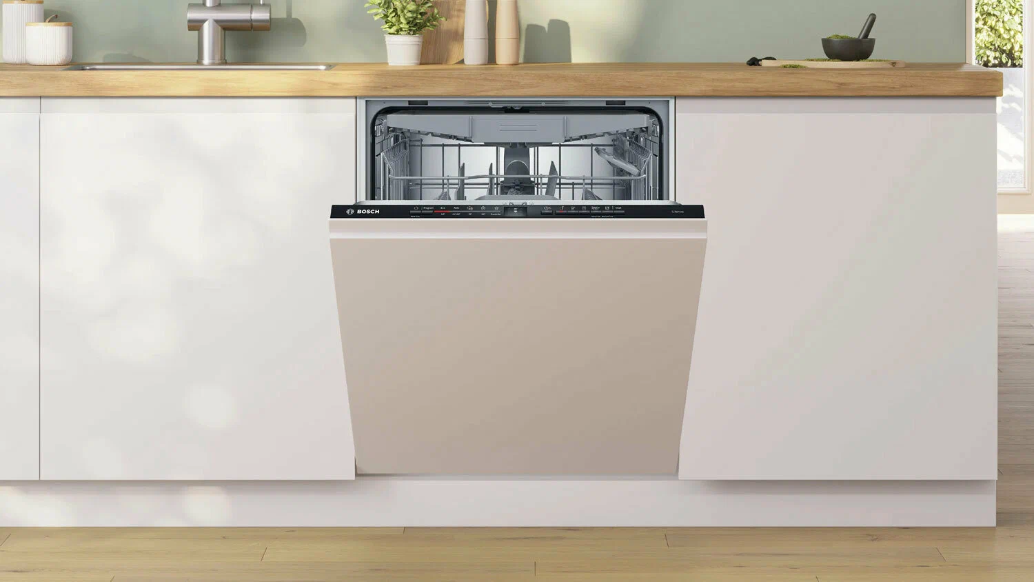 Bosch SMV8YCX02E встраиваемая посудомоечная машина в кухонном гарнитуре — вид спереди