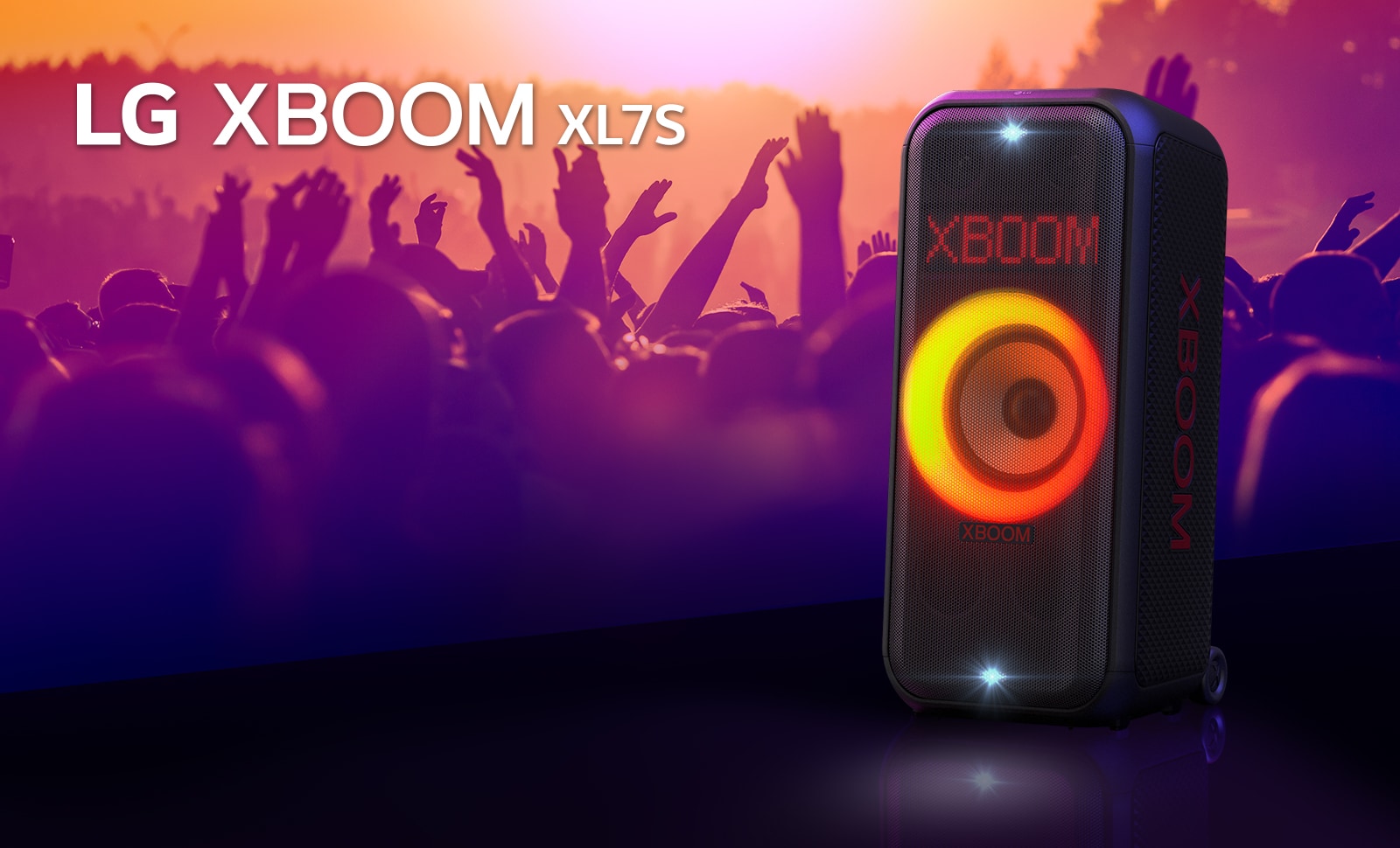 LG XBOOM XL5T стоит на сцене с включенной подсветкой с красно-оранжевым градиентом. За сценой люди наслаждаются музыкой.