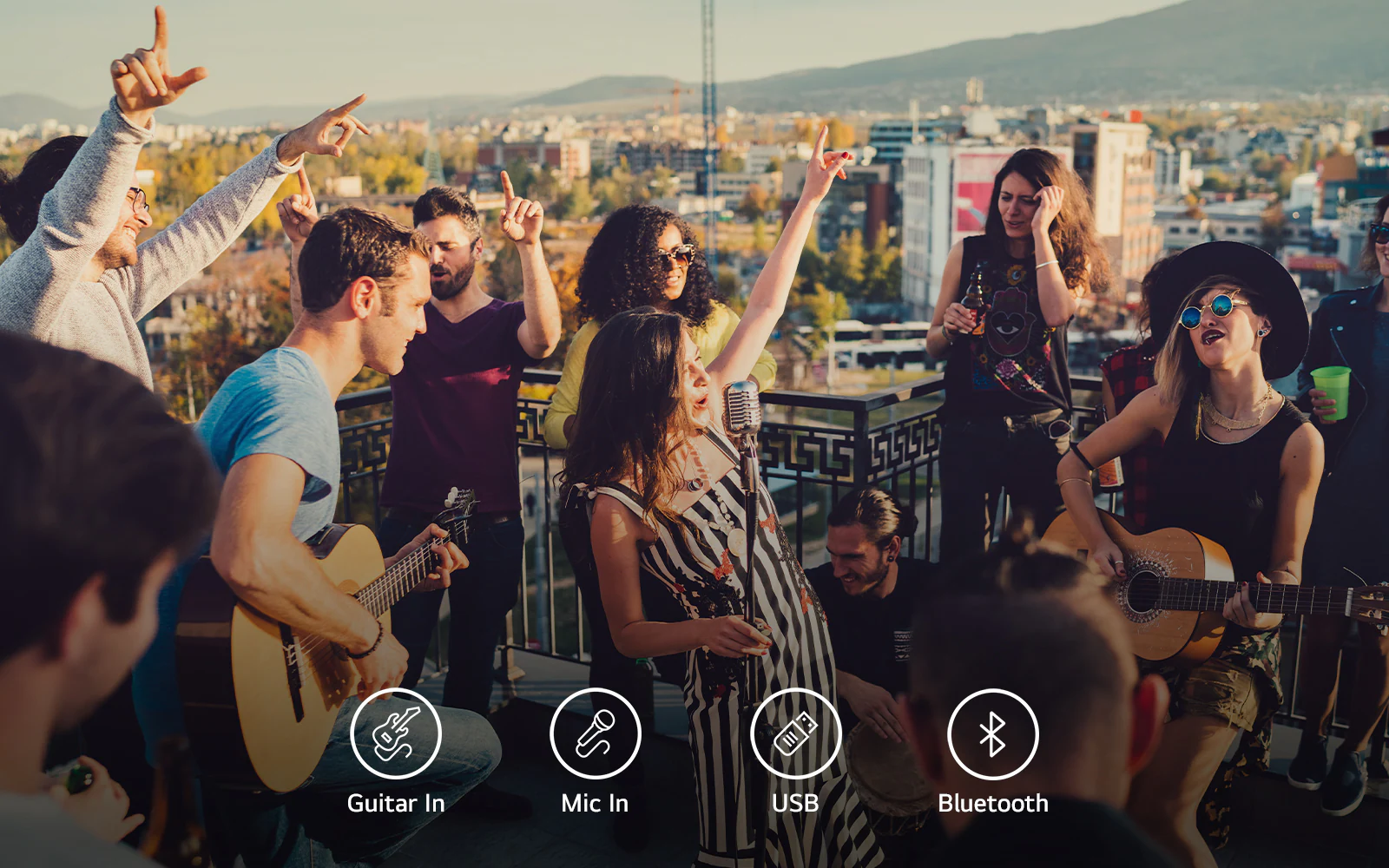 Люди наслаждаются акустическим концертом с LG XBOOM XL5S. Под изображением - гитара.