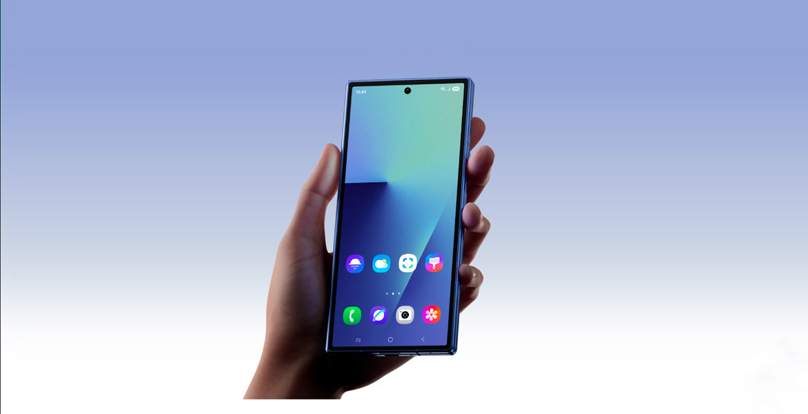 Samsung Galaxy Z Fold7 — внешний дисплей в руке
