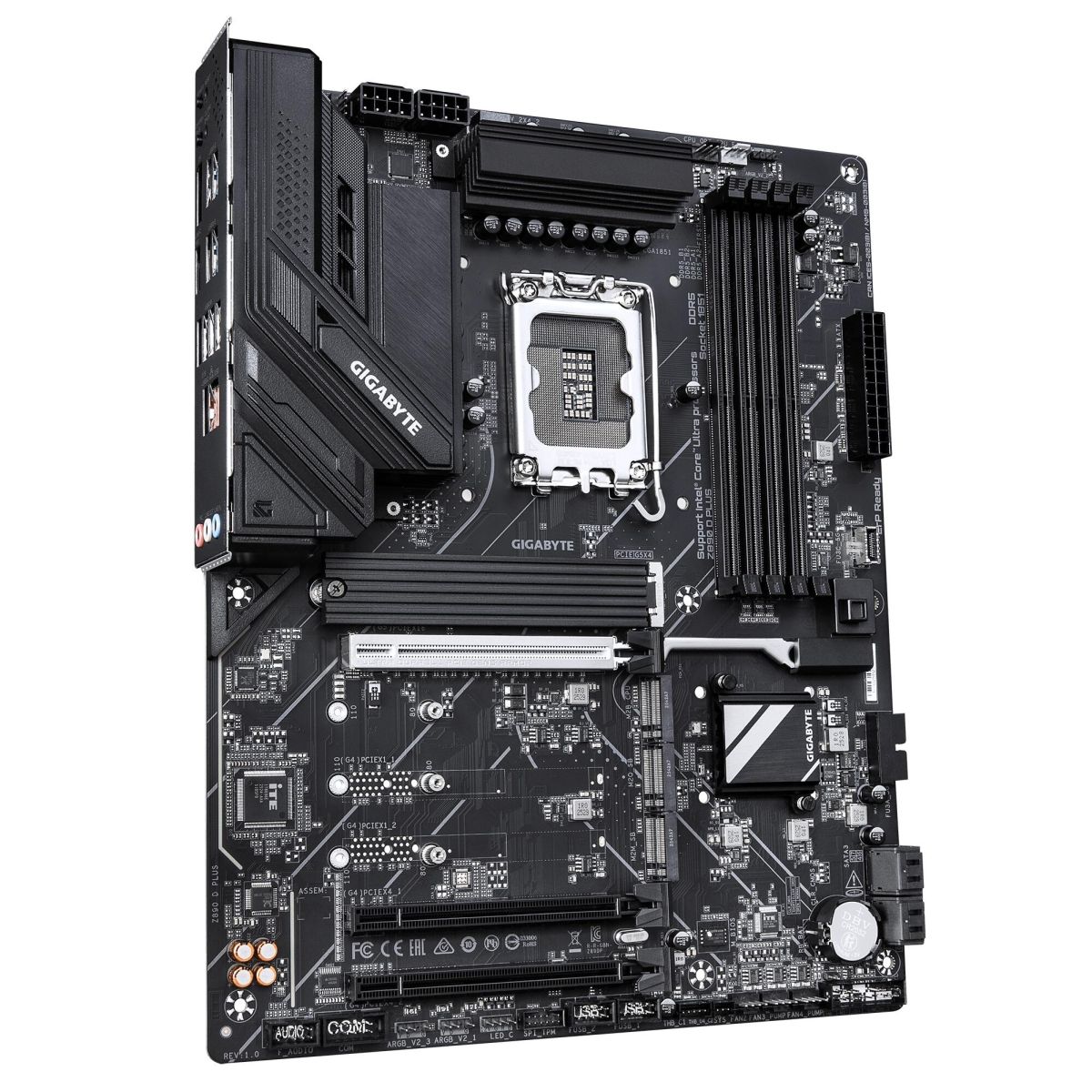 Gigabyte Z890 D Plus вид под углом — радиатор VRM, слоты PCIe, порты USB и аудио на задней панели