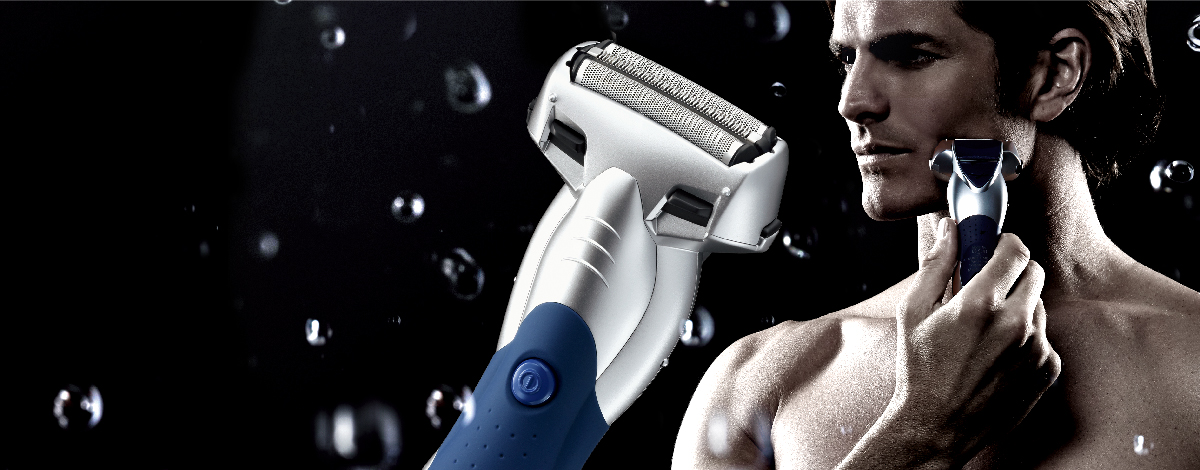 Panasonic ES-SL41 в руках мужчины — демонстрация влажного бритья с каплями воды