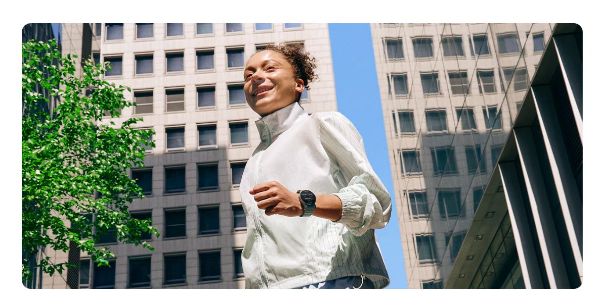 Samsung Galaxy Watch7 44 мм на запястье в городской среде — повседневное ношение