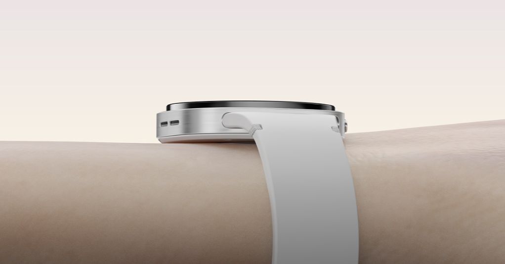 Samsung Galaxy Watch8 на запястье — демонстрация посадки, белый силиконовый ремешок
