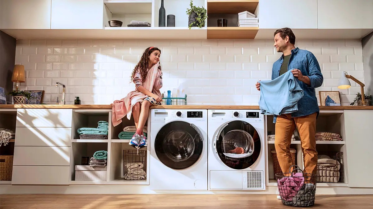 Beko WSRE6H612ZAWI встроенная система хранения рядом с сушильной машиной — вид спереди