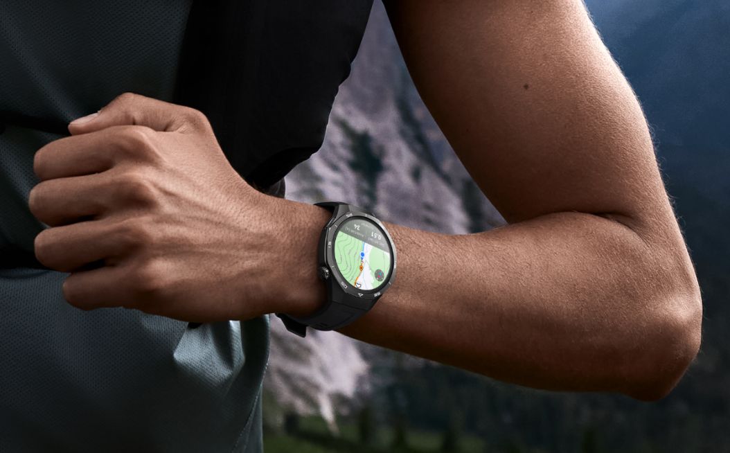 HUAWEI WATCH GT 5 Pro на запястье — на экране отображается карта навигации