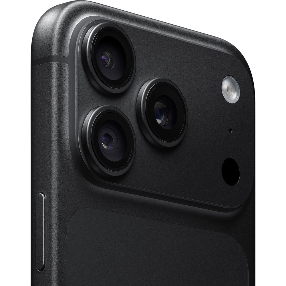 Apple iPhone 18 Pro тройная камера крупным планом — три объектива, вспышка и микрофон