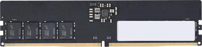 Apacer FL.08G2A.RTH DDR5 8 ГБ 4800 МГц DIMM — контакты и чипы памяти крупным планом