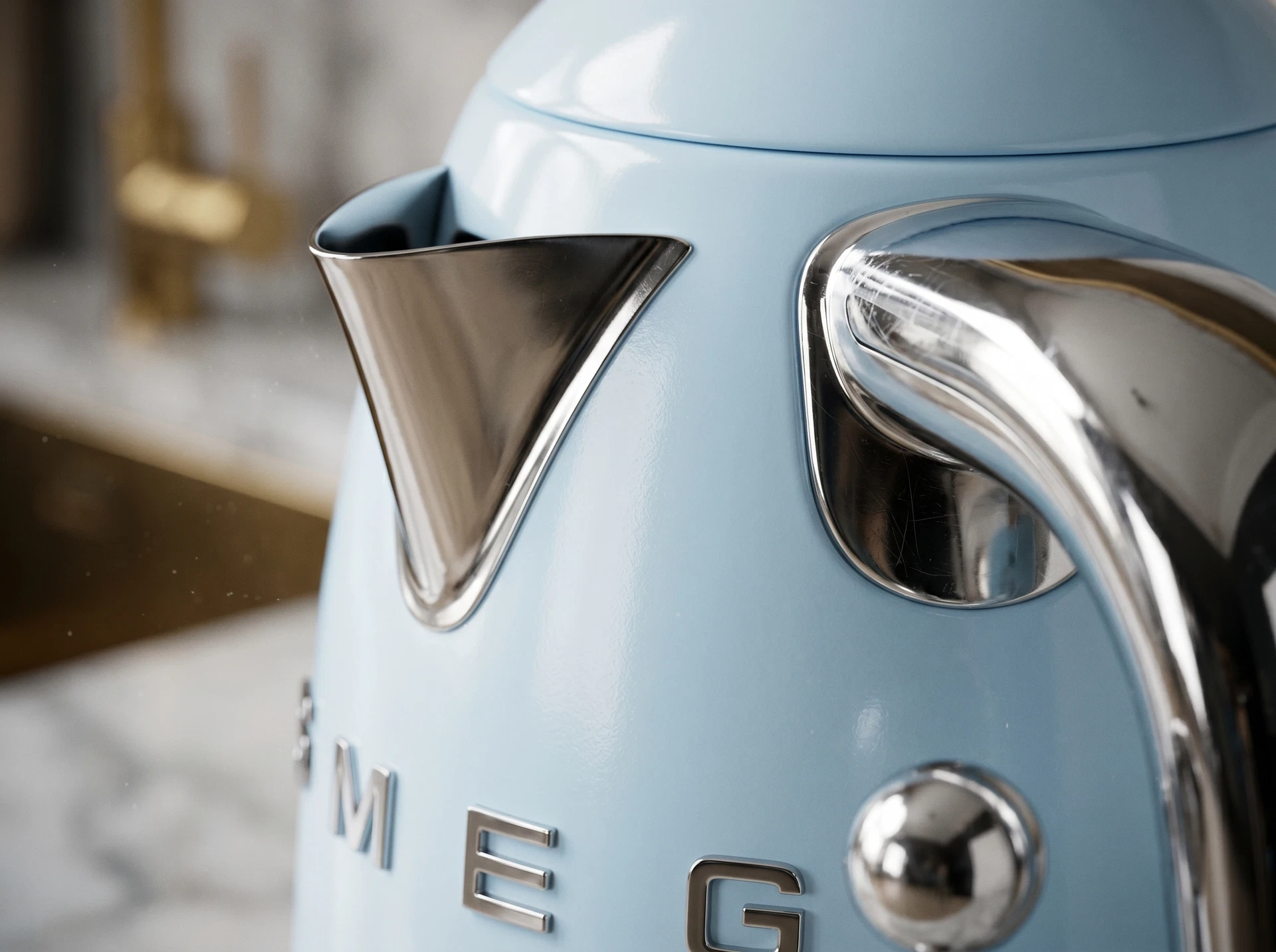 Smeg KLF03PBEU голубой дизайн корпус крупным планом нержавеющая сталь Pastel Blue