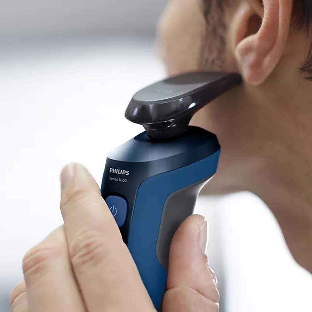 Philips S5466/17 в руке при бритье — эргономика рукояти и нескользящая вставка серии 5000