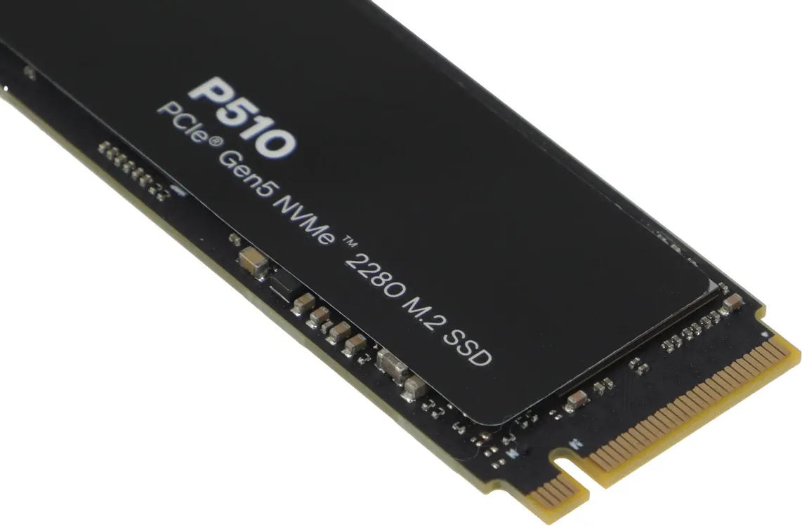 Crucial P510 CT2000P510SSD8 угловой вид с акцентом на контакты M.2 и компактный корпус