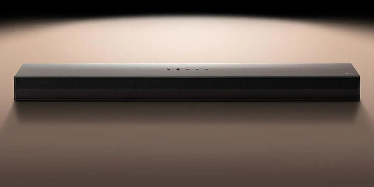 LG S60TR саундбар вид спереди чёрный корпус кнопки управления на верхней панели