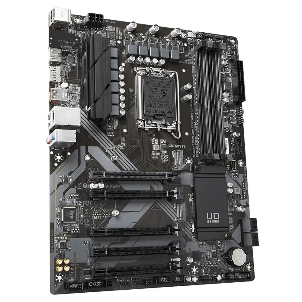 Gigabyte B760 DS3H DDR4 вид под углом — разъёмы задней панели, слоты PCIe, питание 24-pin и 8-pin